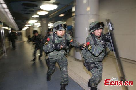 Chinese Pap Special Forces Performing Counter Terrorism In Subway 850x567 Rmilitaryporn
