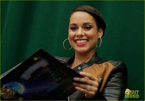 Pregnant Alicia Keys Shows Off Her Motherly Side At Blue Moon Reading