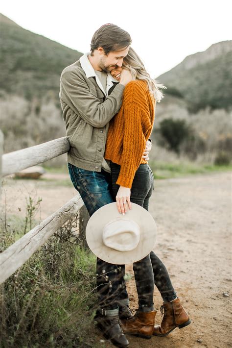 Couple Photoshoot Poses Fall Pictures #couplestyle #coupleportrait # ...
