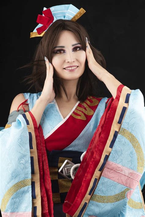 schöne lächelnde leggy busty cosplay girl mit einem stilisierten japanischen kimono kostüm