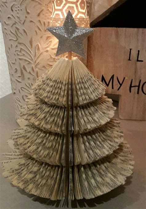 Beliebig große 3d buchstaben aus pappe (im beispiel etwa 15 cm) schere; Tannenbaum aus Buchseiten | Schöne muster, Buchseiten, Basteln