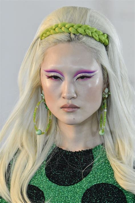 7 top beauty trends from the fall 2020 runways makeup trends top beauty products makeup