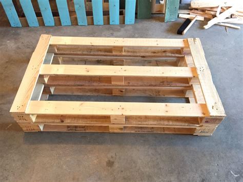Make your time memorable with these let's make your outdoor space looks impressive and beautiful with this awesome pallet craft. DIY Dads: DIY Outdoor Pallet Couch Weekend Project - Hello ...