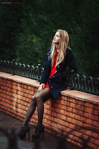 Фото Девушка сидит на заборе Картинка - Фото Девушка сидит на заборе