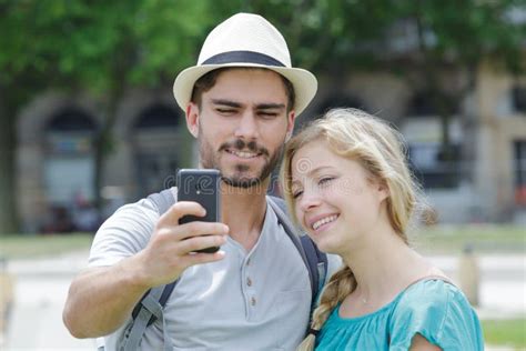 couple de touristes femme et homme prenant le selfie de vacances image stock image du