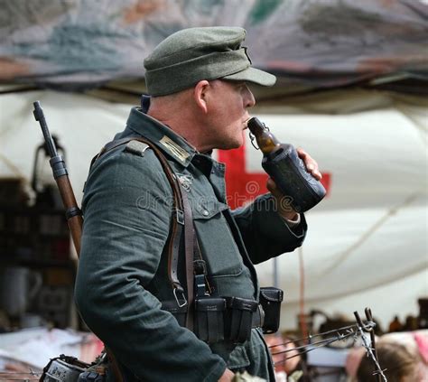 Herenactor Gekleed Als Duitse Soldaat Feldgendarm Holding Rifle Uit De