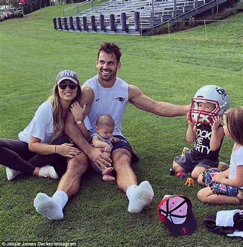 jessie james decker defends posting picture of herself breastfeeding while drinking glass of