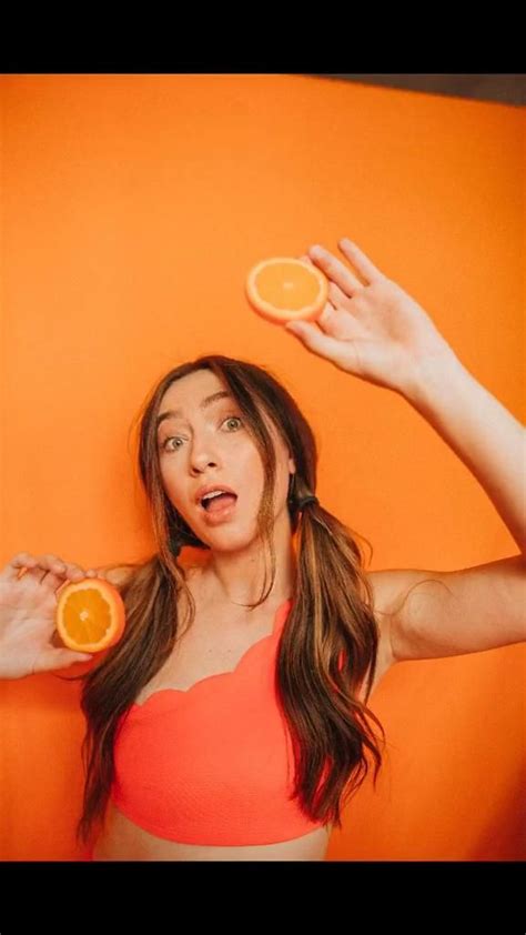 [video] Poses To Try With Fruit Slices Fotografi Potret Diri Fotografi Potret Pose Fotografi