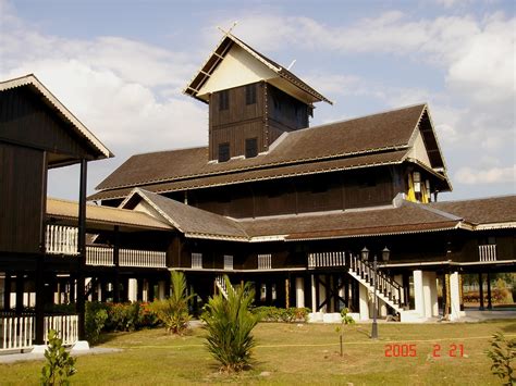 Он был построен и завершен в 1932 году. Istana Lama Seri Menanti | Seri Menanti Palace. Seri ...