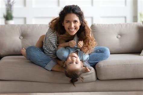 Feliz Y Atractiva Mamá Haciendo Cosquillas A Pequeña Niña Preescolar