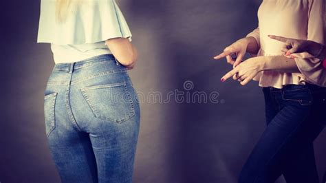 Stellen Sie Den Tisch Auf Kombination Format Girls In Skin Tight Jeans Streng Prophet Bad