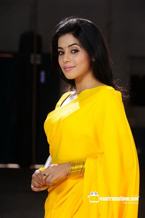 Shamna Kasim Aka Poorna Hot Navel Show In Saree Mallufun
