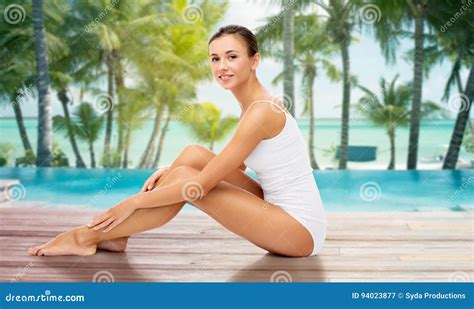 Mujer Hermosa Que Toca Sus Piernas Desnudas En La Playa Imagen De Archivo Imagen De Bronceado