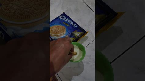 How To Properly Eat Oreos Step By Step Youtube