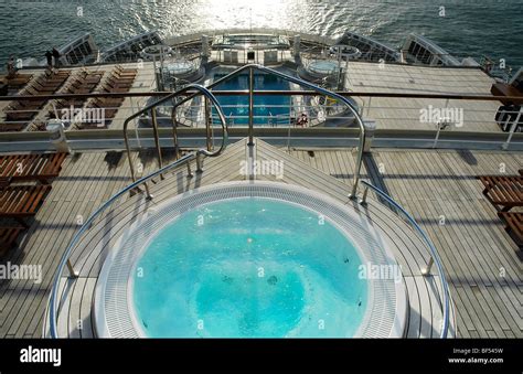 Jacuzzi On The Open Deck Of The Queen Mary 2 Cruise Ship Stock Photo