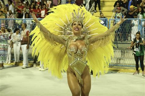 Carnaval 2022 Tati Minerato Exibe Fantasia Com 50 Mil Cristais Na Sapucaí Quem Rio De Janeiro