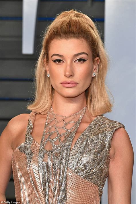 Hailey Baldwin Looks Glamorous In A Chainmail Gown At Oscars Party Daily Mail Online
