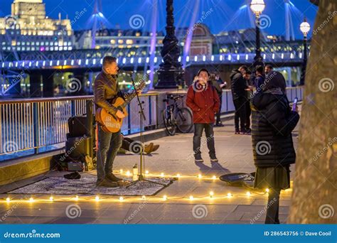 London After Dark Busker S Performance Editorial Photo Image Of Sing Singer 286543756