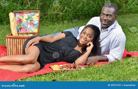 Coppie Afroamericane Adorabili Sul Picnic Immagine Stock Immagine Di