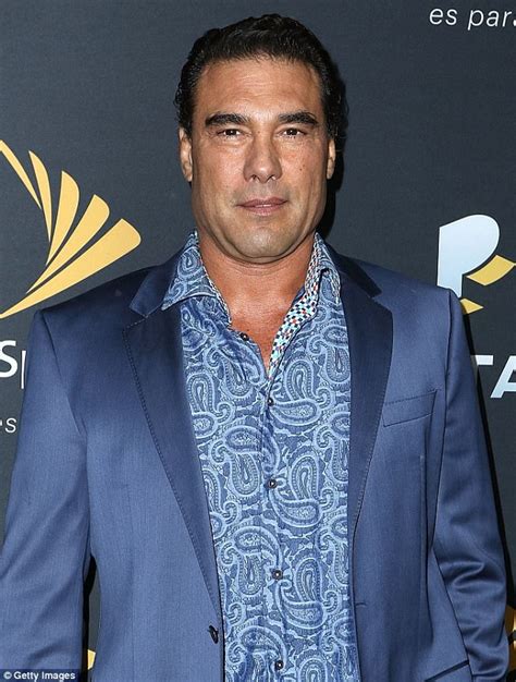 Mexican Star Eduardo Yanez Attacks Reporter On Red Carpet Daily Mail