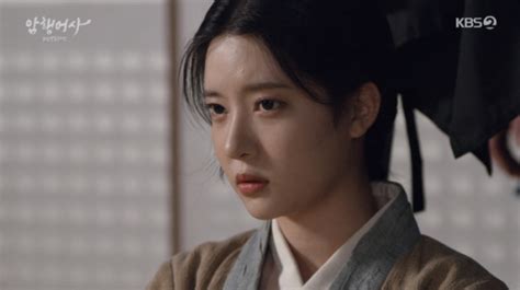 조선비밀수사단'(이하 '암행어사') 9회에서는 김명수(성이겸 역)와 권나라(홍다인 역), 이이경(박춘삼. 앵속 가루 거래 현장 GO…김명수X이이경, 잠입한 기방서 조수민 ...