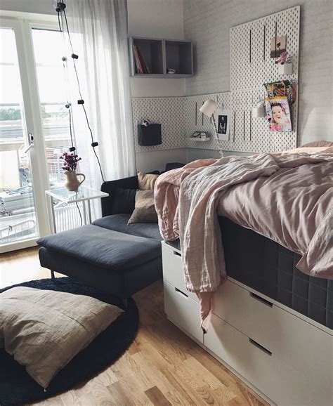 bygga säng – Joel home | Säng på byrå, Klädförvaring litet sovrum, Bygg