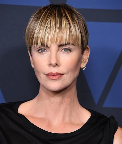 This video is about the lifestyle of hollywood actress charlize theron 2020it contains information about:• biography• net worth• boyfriends• children. Nuovo Taglio Capelli Charlize Theron 2020 - Lei Trendy