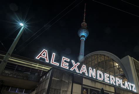 Sollte Das Herumlungern Am Alexanderplatz Abends Verboten Werden Bz Die Stimme Berlins