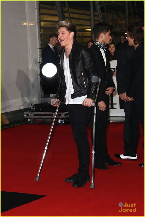 One Directions Niall Horan Uses Crutches On Red Carpet At Brit Awards