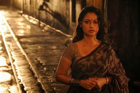 Pooja Umashankar Hot Saree Photos In Vidiyum Mun Movie Hq Pics N