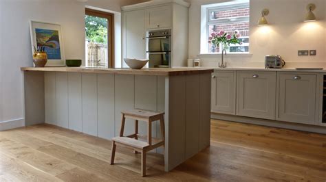 Sometimes people refer to the style meaning and not so much the cabinets themselves. Bespoke fitted kitchens - Classic oak shaker kitchen ...
