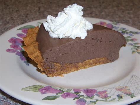 Serve this topped with some fresh cream or coconut cream and some grated chocolate. Dark Chocolate Mousse Pie