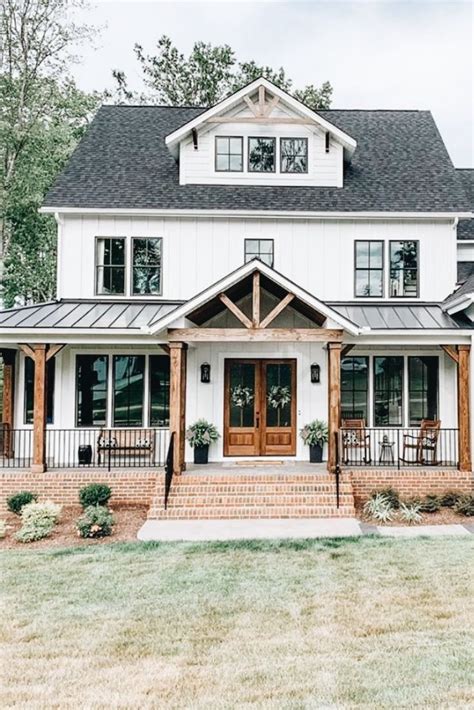 A Large White House With Lots Of Windows On The Front And Side Of Its