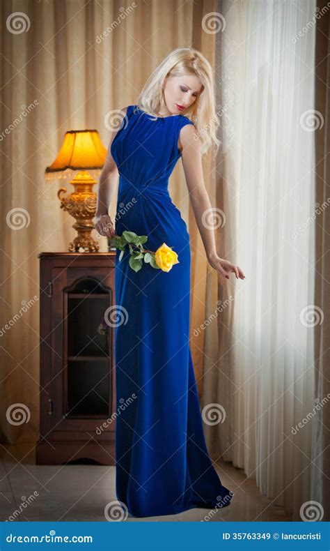 Jeune Belle Femme Luxueuse Dans La Longue Robe Bleue élégante Tenant