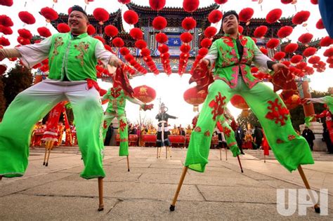 Photo Chinese Actors Perform Traditional Spring Festival Dances In Beijing China