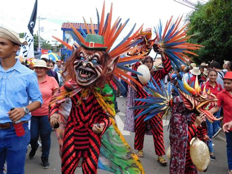 Nacional (masculine and feminine plural nacionals). Festival Nacional de La Mejorana retorna a la tradición ...