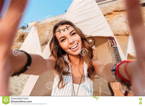 nette junge frau die selfie auf dem strand nimmt stockbild bild von hintergrund reise 76779479