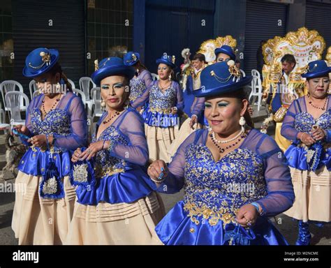 cholitas bailando en el gran poder festival la paz bolivia fotografía de stock alamy