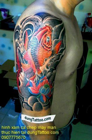 Một số chủ đề hình xăm nam đẹp đáng chú ý vị trí hình tattoo trên ngực là khu vực bộc lộ rõ nét nhất sự nam tính, phong thái mạnh mẽ, quyền uy cổ chân là vị trí hình xăm được đánh giá vừa kín đáo, vừa có khả năng biểu lộ nét cá tính 1 cách độc. Xăm hình xăm nghệ thuật Hoa văn Cá chép hóa rồng Trống ...