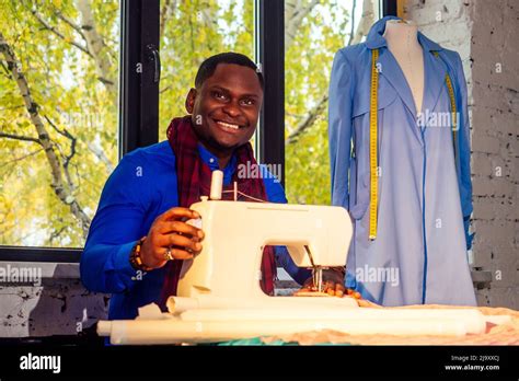 Portrait Dun Beau Homme Africain Couturier Avec Machine à Coudreafrio