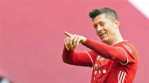 Bayern Munichs Robert Lewandowski Eyeing Scoring Record On Return