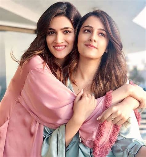 kriti sanon and her sister nupur performed an amazing dance at a friend s wedding scoop beats