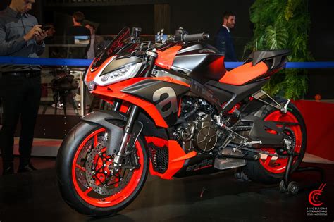 We know that the aprilia rs 660 will debut as a production bike at eicma next week, and we know the basic tuono styling is there in the headlight cluster and flyscreen. Pin su Motos