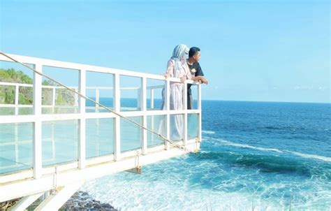 10 gambar pantai ngobaran, tiket masuk, lokasi, fasilitas. Jembatan Teras Kaca Pantai Nguluran, Spot baru di Jogja ...