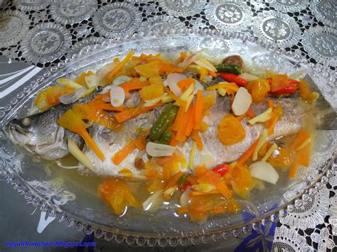 Sesiapa yang nak cuba masakan ala thai yang sedap ni boleh tengok resepinya disini. coretan rasa: Siakap stim asam boi