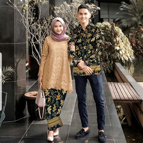 Trend model baju batik couple kekinian untuk kondangan terbaru , banyak sekali pilihan warna yang tersedia. Outfit Kondangan Baju Couple Kondangan Kekinian : Jual H ...