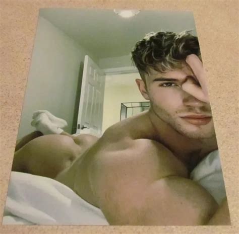 SHIRTLESS NUDE MUSCULAR Beefcake Physique Art Male Bed Pose Hunk 5X7