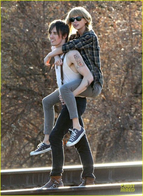 Taylor Swift I Knew You Were Trouble Swift Piggyback Ride On I Knew