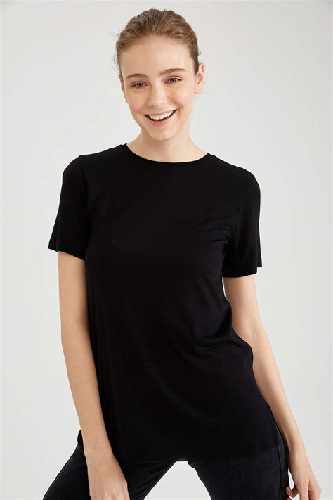 Black Woman Relaxed Fit Short Sleeve Crew Neck Tunic 1817696 Defacto