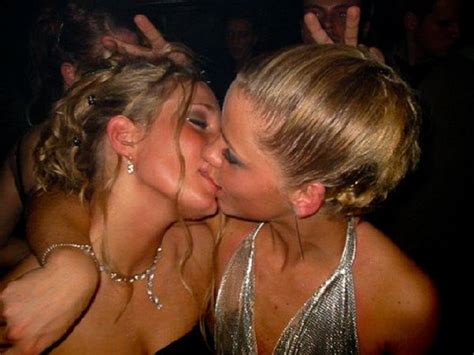 Girls Kissing Pics Page 31 The Drunken Stepforum A Place To